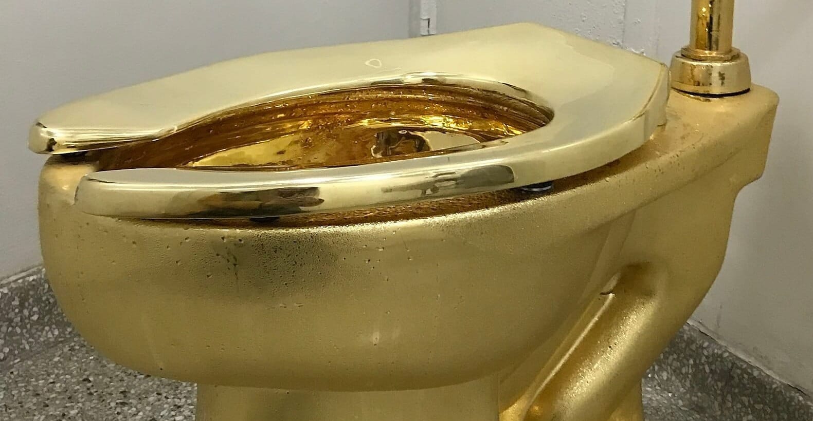 Maurizio Cattelan's "America" sculpture: a toilet made of 18-karat gold.